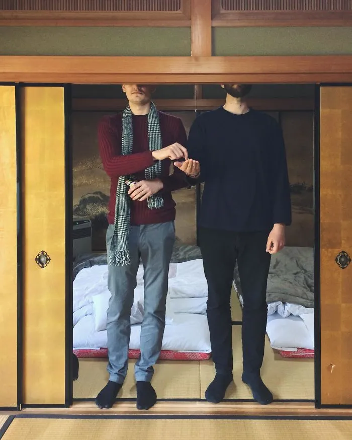 En Japón, los amigos altos se agachan juntos