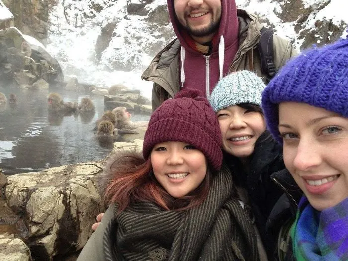 Le pedí a un hombre que me hiciera una foto con mis amigas y los monos bañándose en Nagano
