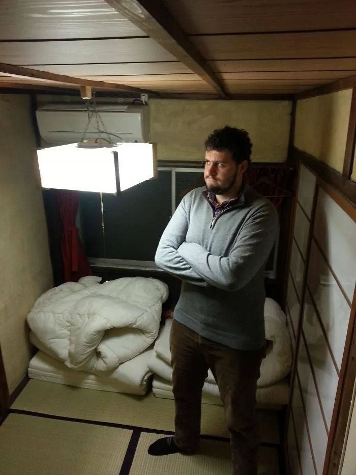 Me quedé una noche en este hostal japonés. Me di 8 veces con la lámpara
