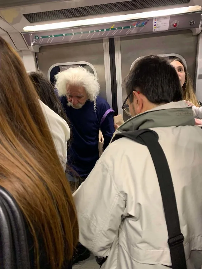 Einstein en el metro de Buenos Aires