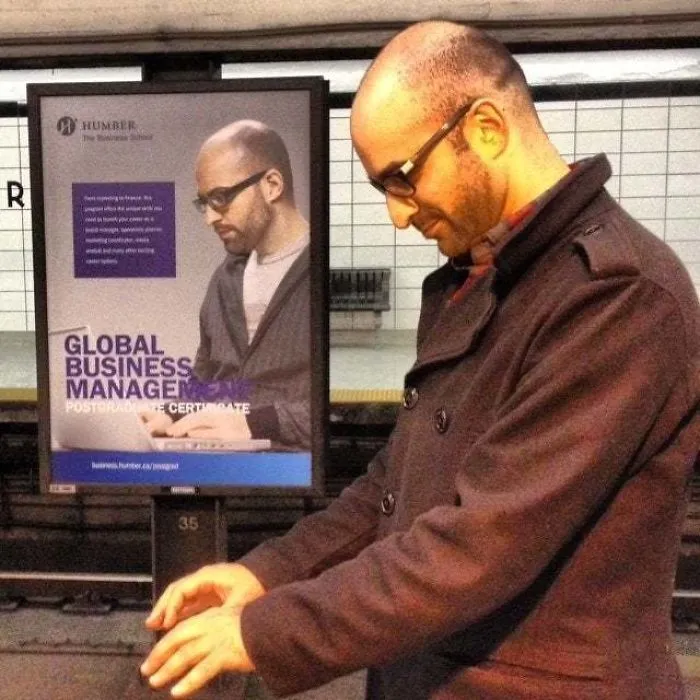 Mi amigo encontró a su doble en un anuncio en el metro