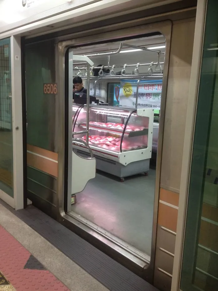 En el metro de Seúl, hay un tren reconvertido en tienda de comestibles