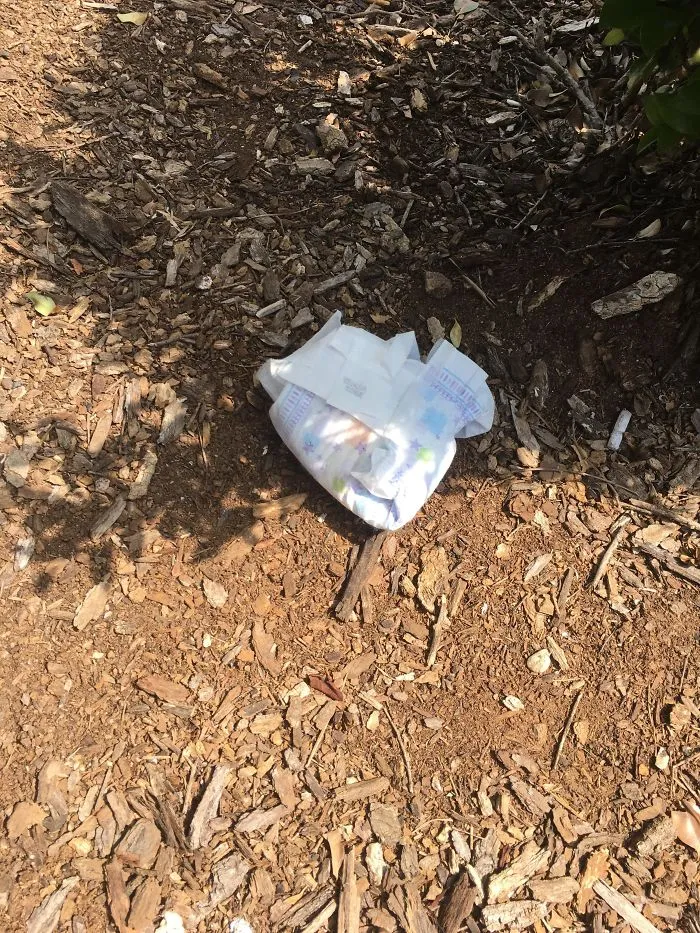 Padres que hacen esto cuando la papelera está a unos metros