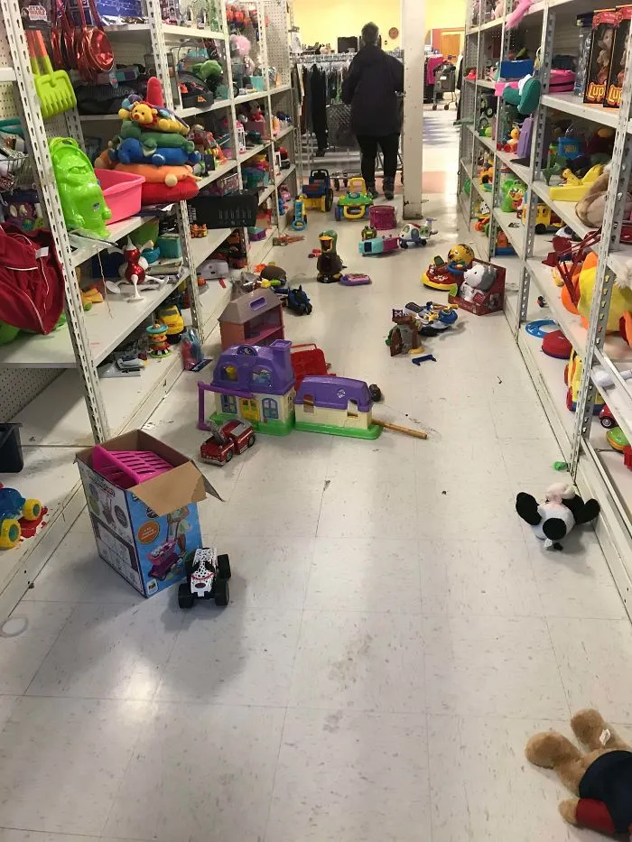 Padres que dejan que sus hijos hagan esto en las tiendas