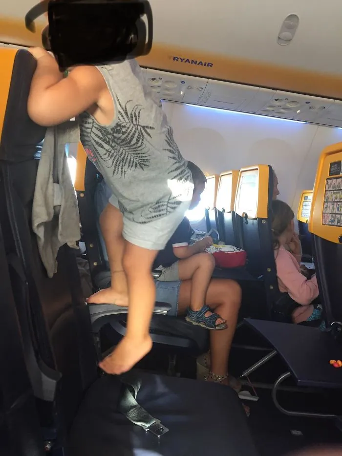 Este niño sentado a mi lado no paraba de subirse al asiento y saltar mientras el avión aterrizaba. Padres, por favor