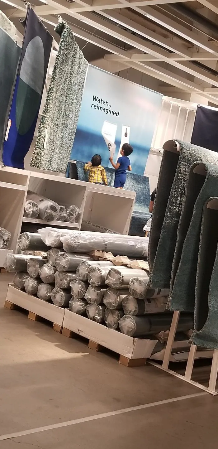 Niños subiéndose donde no deben y destruyendo carteles en Ikea sin que a sus padres les importe