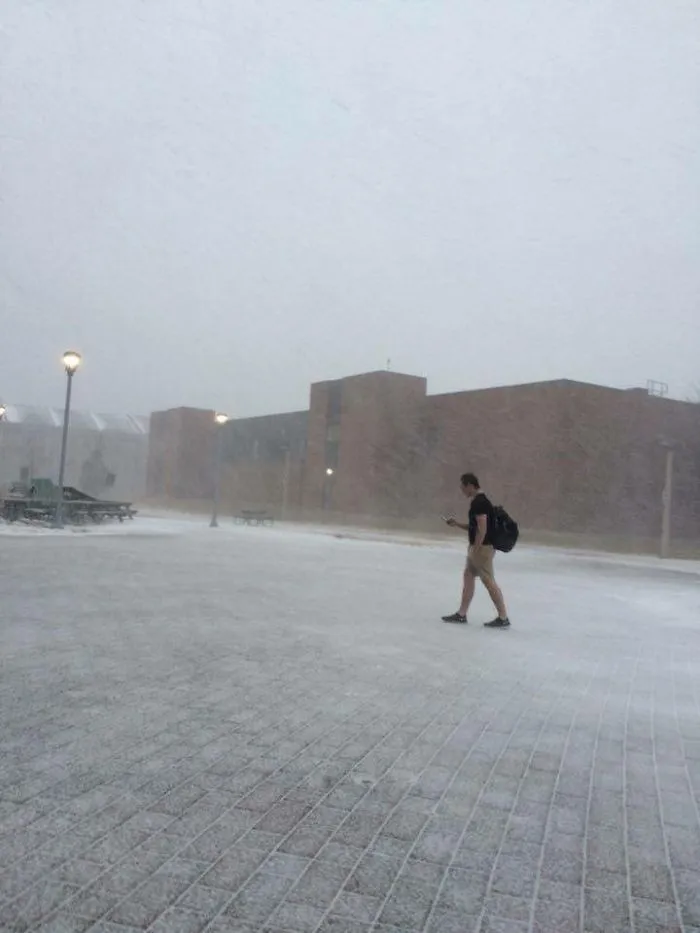 Chico de mi universidad en Canadá que ha venido andando a clase