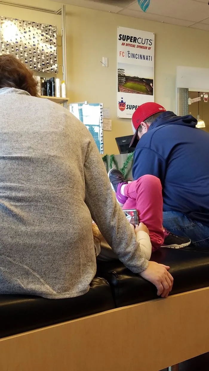 Padres que dejan que sus hijos vean vídeos a todo volumen en público
