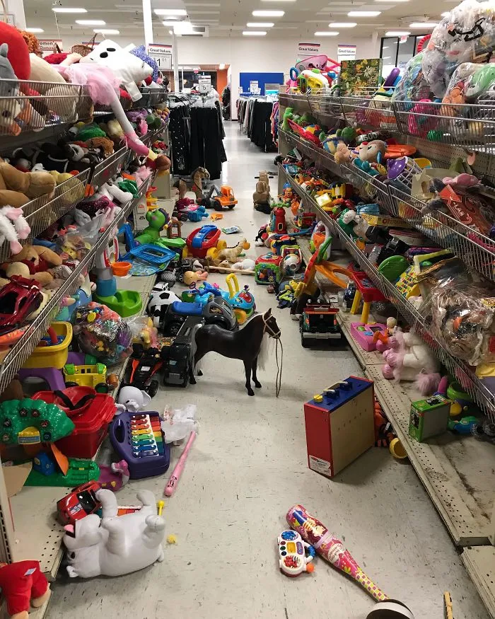 Hay padres que dejan que sus hijos dejen la tienda así