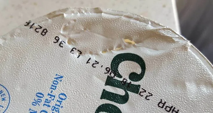 Un niño mordió este yogur y su padre lo volvió a dejar en su sitio. Luego yo lo compré, vi el panorama y tuve que volver a la tienda para devolverlo