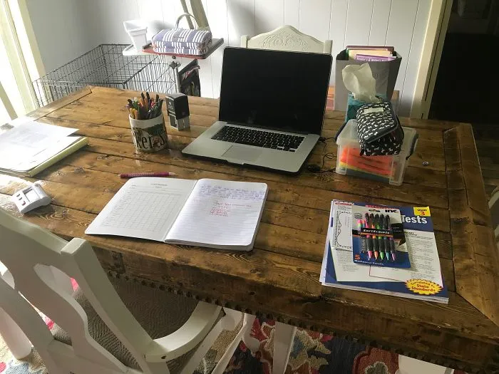 Tengo la zona de estudio preparada, pero el niño no vino y sus padres ni siquiera llamaron. Me levanté a las 7 en verano para esto