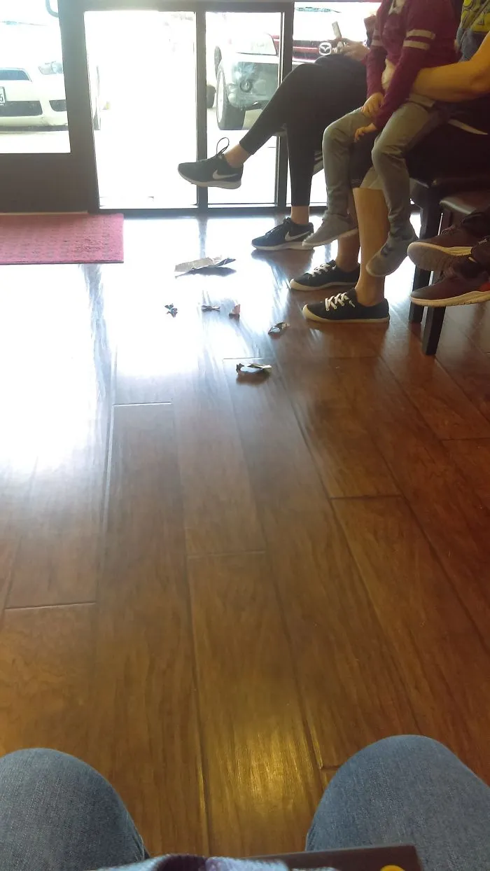 En la sala de espera del dentista, hay unos padres que dejaron a sus hijos hacer pedazos las revistas