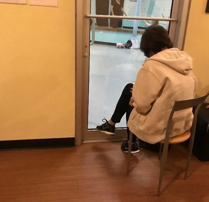Voy a mirar el móvil mientras me pongo en medio y evito que otros padres vean bailar a sus hijos