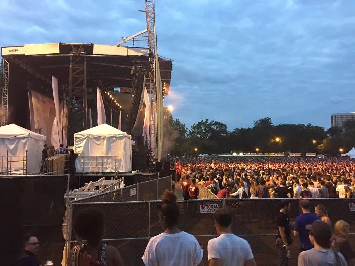 Cuando te gastas 400$ en una entrada VIP y no puedes ver el escenario