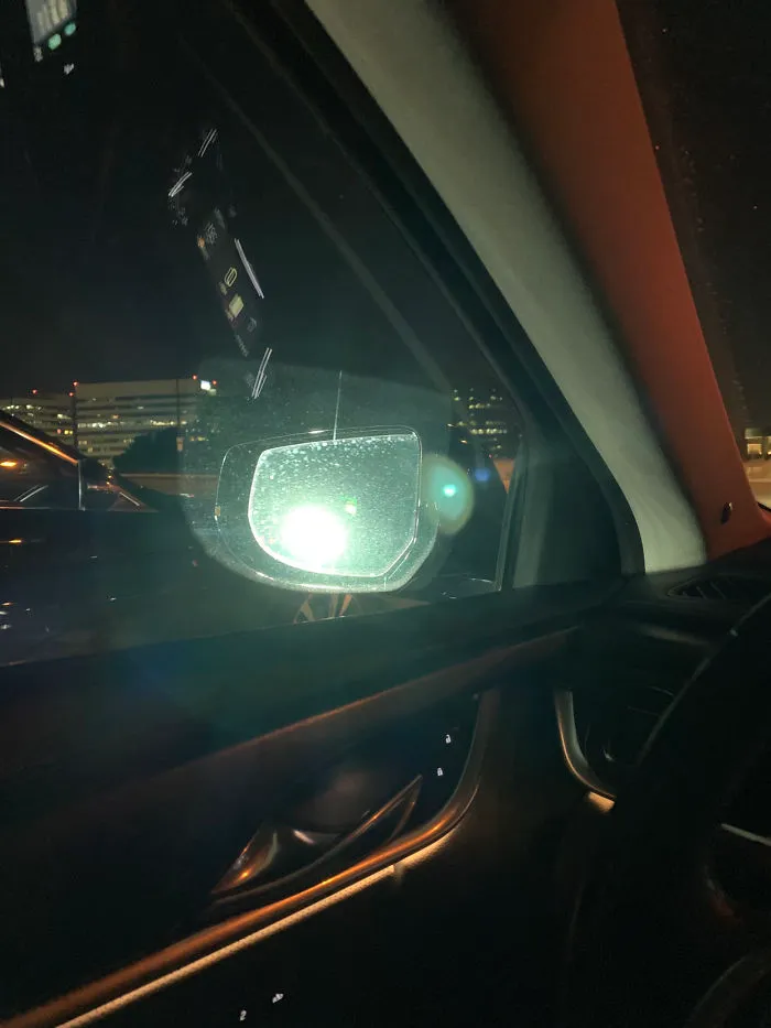 Camionetas con las luces largas puestas
