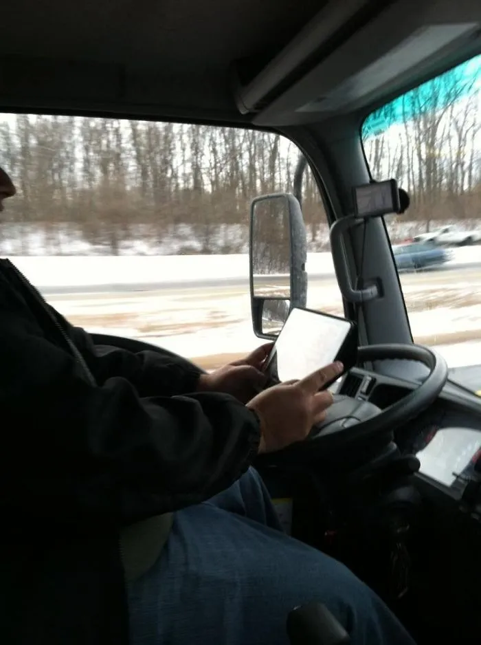 El jefe pensó que era buena idea jugar a las carreras. En su Ipad. Mientras conduce un camión por la autopista