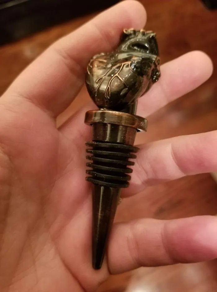 Un tapón reutilizable de bronce para botellas de vino, con una réplica de un corazón humano