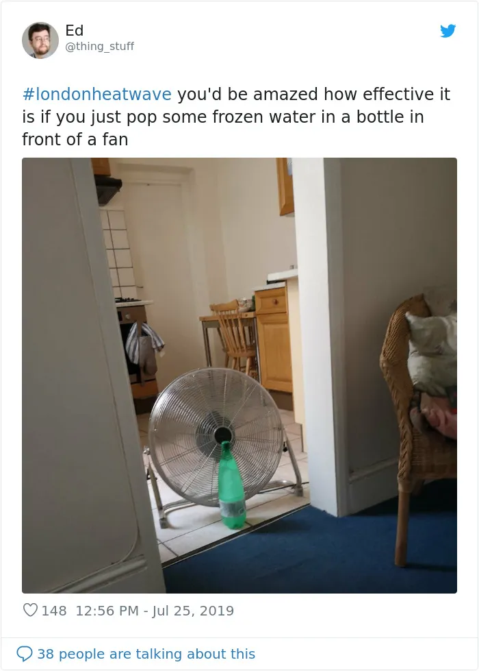 Es sorprendente lo efectivo que es poner una botella de agua helada frente al ventilador