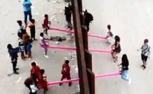 Niños de EEUU y México juegan juntos en estos balancines construidos en el muro de la frontera para desafiar a Trump