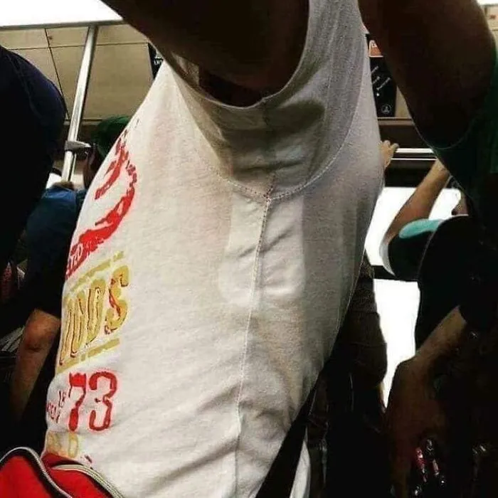 Cuando hace demasiado calor y te pones un salvaslip en las axilas