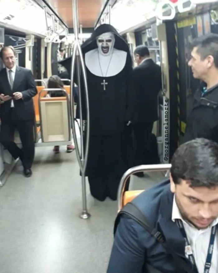 Me da más miedo el tipo de la esquina inferior