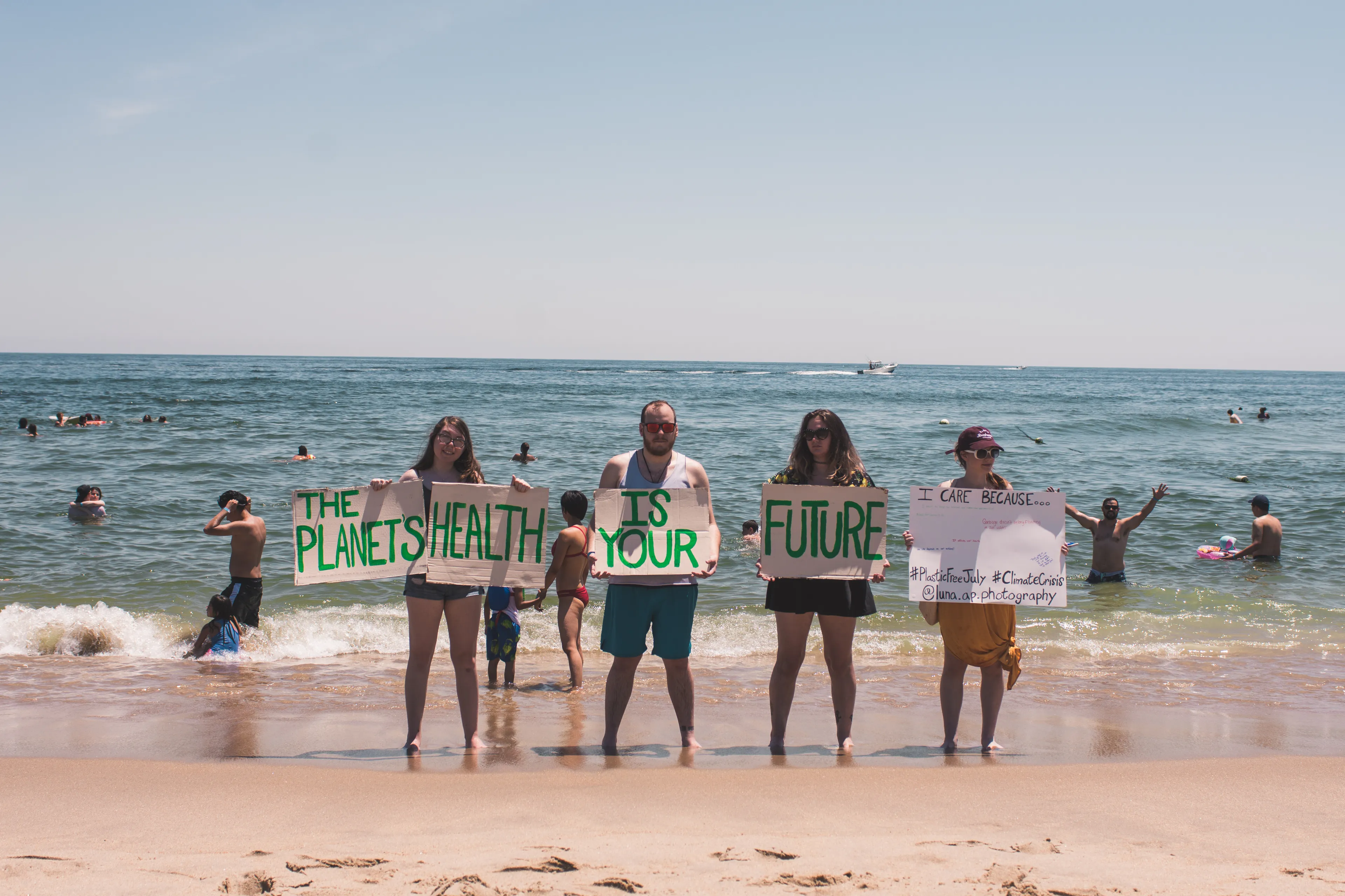 Activists Take To The Beach This July 4th For #plasticfreejuly