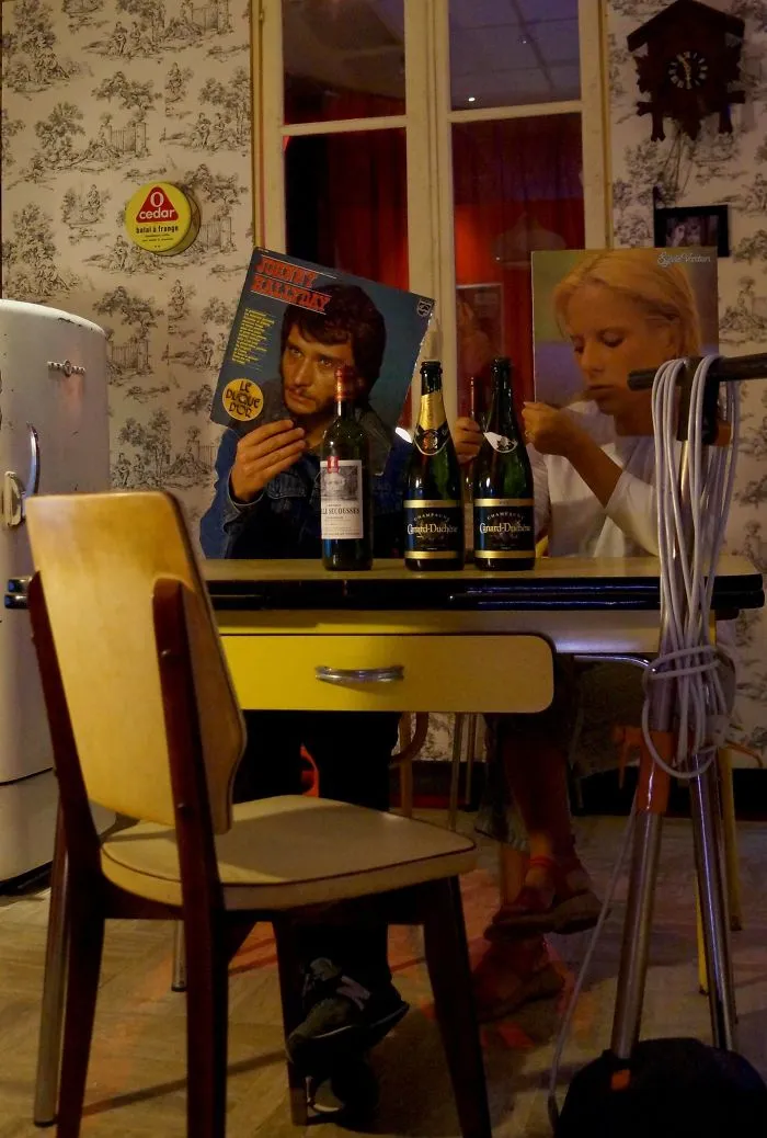 People Blend Themselves In With Vinyl (73 Pics)