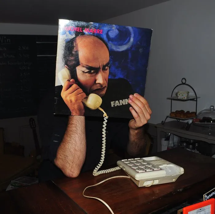 People Blend Themselves In With Vinyl (73 Pics)