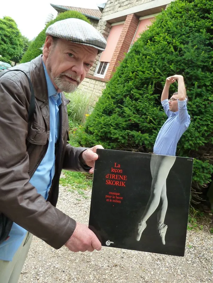 People Blend Themselves In With Vinyl (73 Pics)
