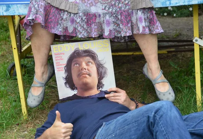 People Blend Themselves In With Vinyl (73 Pics)