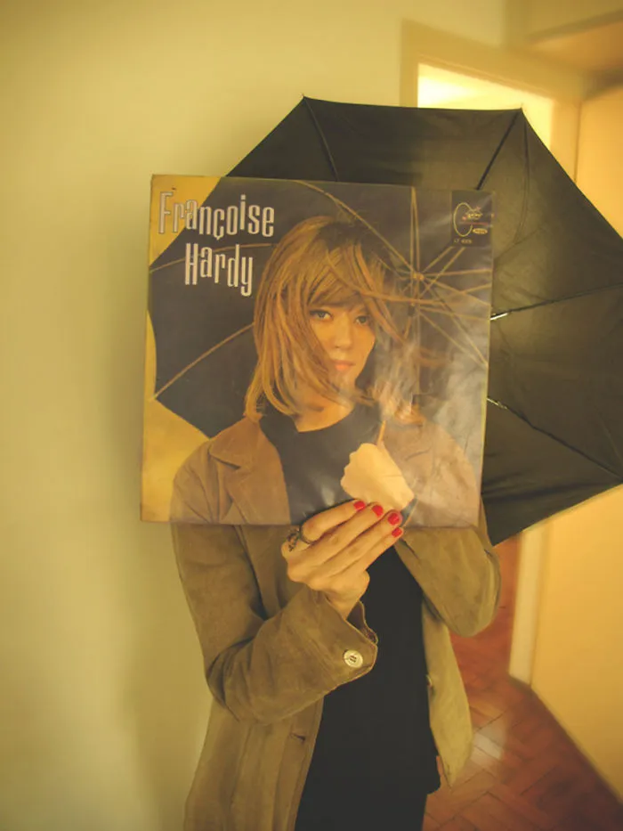 People Blend Themselves In With Vinyl (73 Pics)