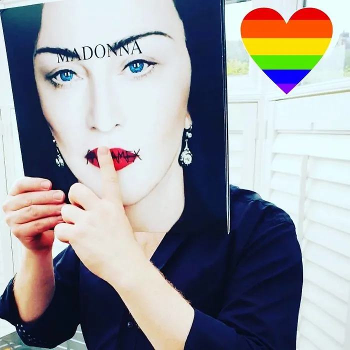 People Blend Themselves In With Vinyl (73 Pics)