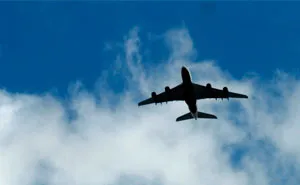 Racist Man Demands That A Woman Stop Speaking Spanish On A Plane, Passengers Troll Him By Speaking Spanish Too