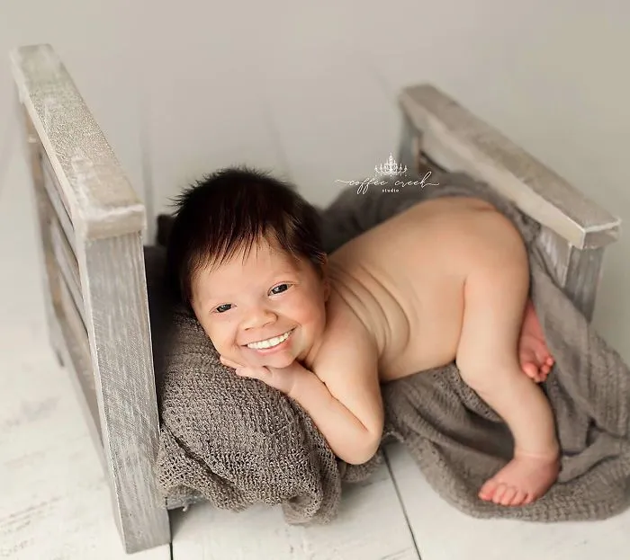 Nurse-Turned-Photographer Adds Smiles On Professional Baby Photos And It's Hysterical (16 Pics)