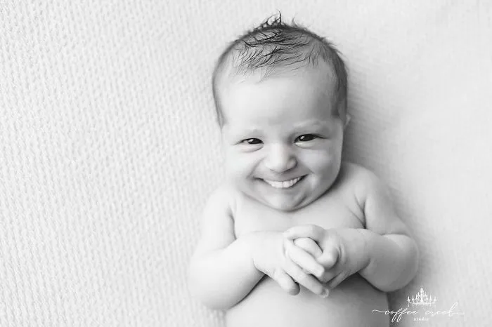 Nurse-Turned-Photographer Adds Smiles On Professional Baby Photos And It's Hysterical (16 Pics)