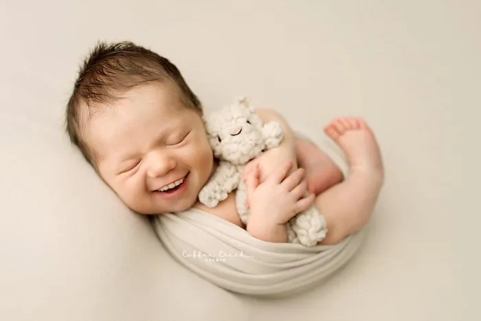 Nurse-Turned-Photographer Adds Smiles On Professional Baby Photos And It's Hysterical (16 Pics)