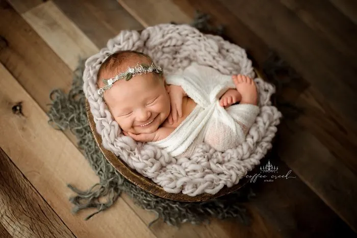 Nurse-Turned-Photographer Adds Smiles On Professional Baby Photos And It's Hysterical (16 Pics)