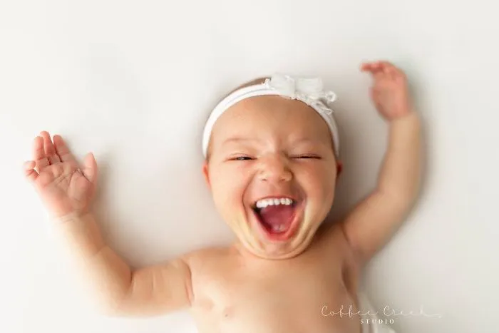 Nurse-Turned-Photographer Adds Smiles On Professional Baby Photos And It's Hysterical (16 Pics)