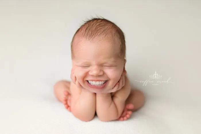 Nurse-Turned-Photographer Adds Smiles On Professional Baby Photos And It's Hysterical (16 Pics)