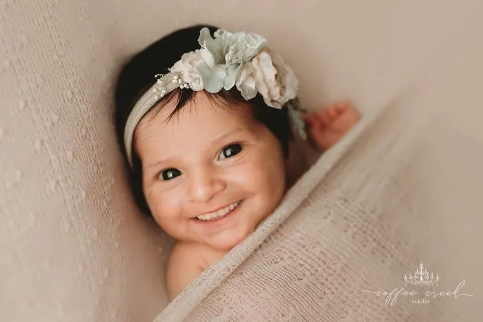 Nurse-Turned-Photographer Adds Smiles On Professional Baby Photos And It's Hysterical (16 Pics)