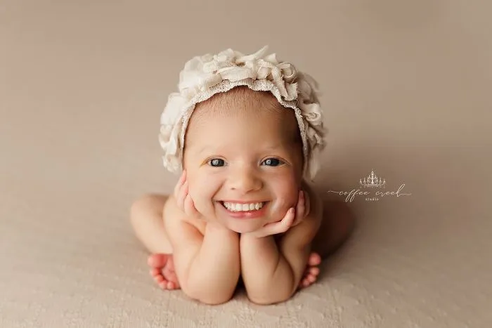 Nurse-Turned-Photographer Adds Smiles On Professional Baby Photos And It's Hysterical (16 Pics)