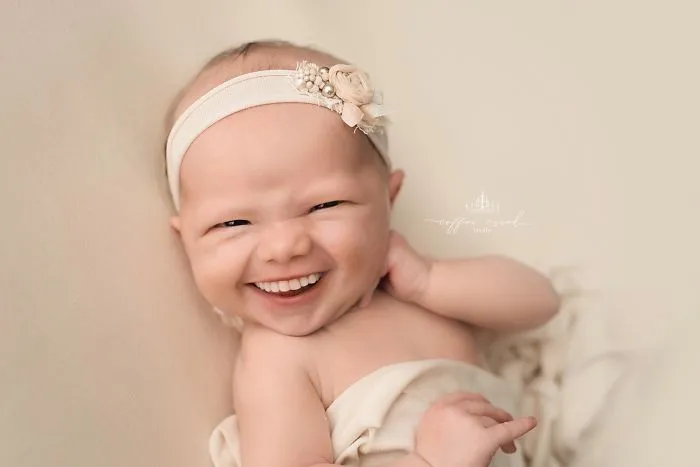 Nurse-Turned-Photographer Adds Smiles On Professional Baby Photos And It's Hysterical (16 Pics)