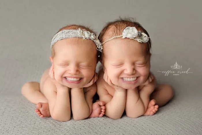 Nurse-Turned-Photographer Adds Smiles On Professional Baby Photos And It's Hysterical (16 Pics)