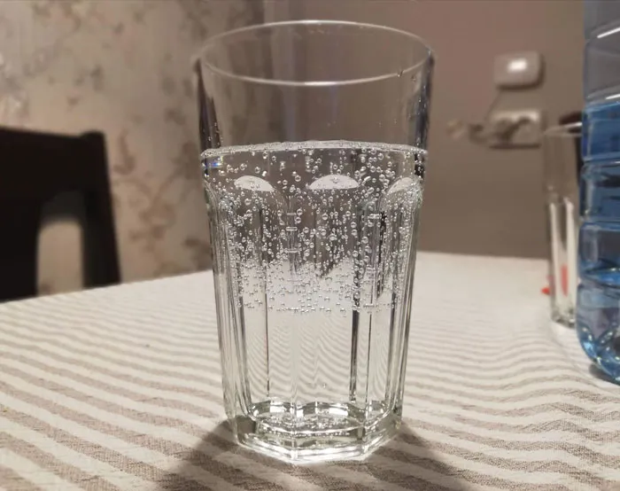 Diferencia entre agua del grifo y agua con gas que he echado encima
