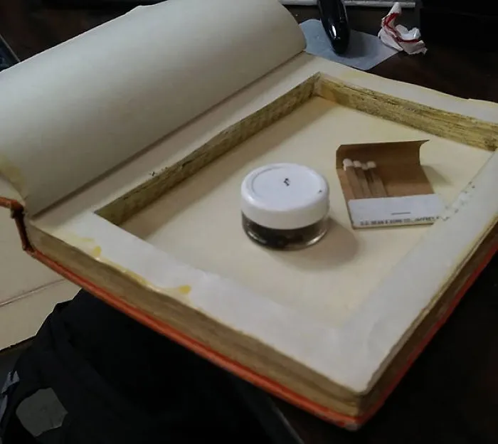 Recibido en el centro de donaciones. Alguien ocultaba su alijo de drogas dentro de este libro