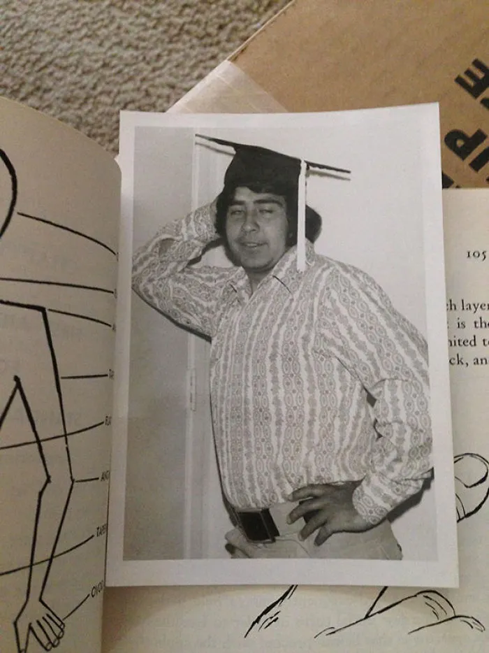 Dentro de un libro de primeros auxilios de la Cruz Roja de 1947