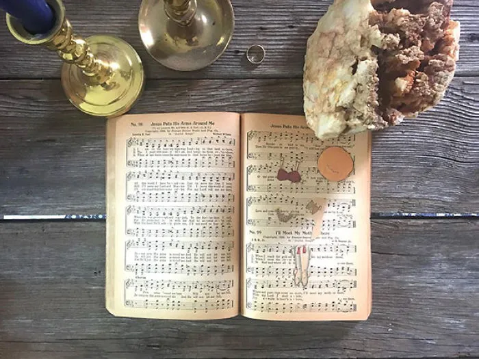 Piezas de una antigua muñeca de papel en un libro de partituras