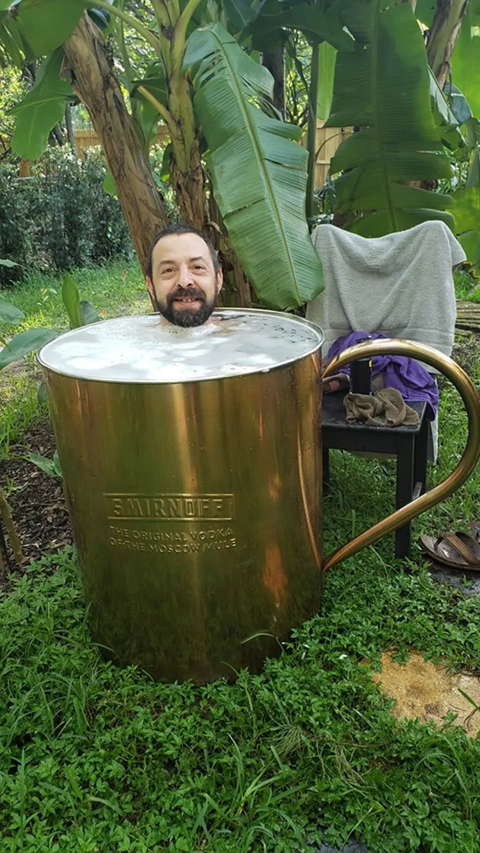 Taza gigante gratis. La mujer que nos lo dio dice que se lo regalaron a su marido, que era distribuidor de bebidas alcohólicas