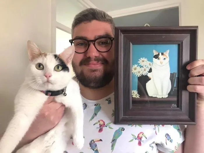 He encontrado un retrato antiguo de mi gato, que aparentemente es inmortal