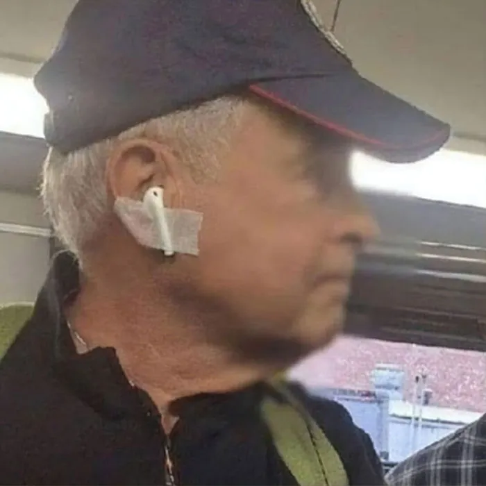 Señor intentando estar al día con la tecnología